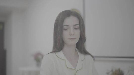 女性居家手持吹风机吹发