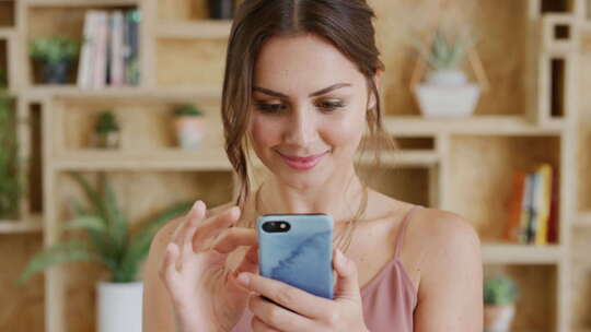 商业、女性和电话用于wifi互联网搜索大