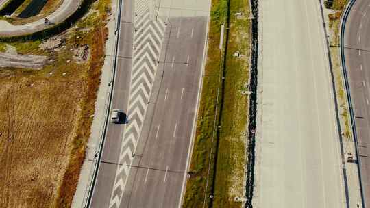 无人机拍摄的高速公路显示了波兰华沙市外有隧道和高架桥的车道