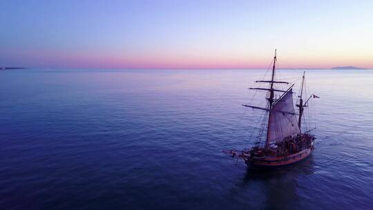 日落时分，一艘高大帆船在开阔的海洋上壮观的航拍