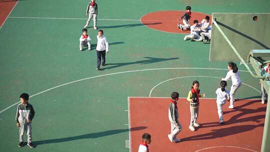 小学生们在学校走廊排队的场景