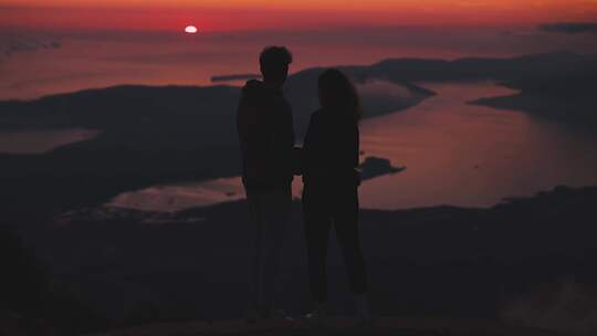 情侣在山顶牵手看风景剪影视频素材模板下载