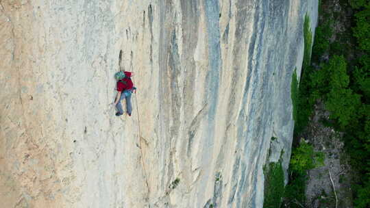 攀岩爱好者攀爬悬崖峭壁视频素材模板下载