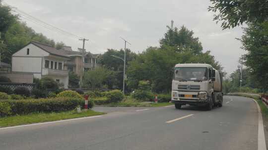 行驶在乡村公路的垃圾车