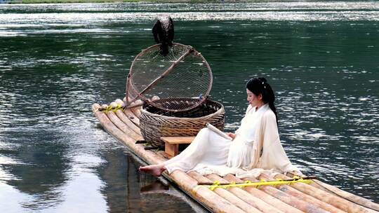 桂林山水漓江竹筏上的古风汉服美女背影视频素材模板下载