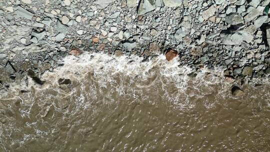 【4K60帧】涨潮时海浪拍打海滩上的岩石