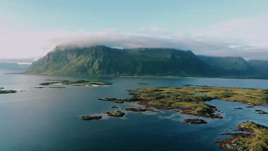 挪威罗弗敦岛偏远北极泻湖和山脉的鸟瞰图