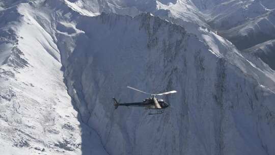 4K 无调色生图 雪山直升机