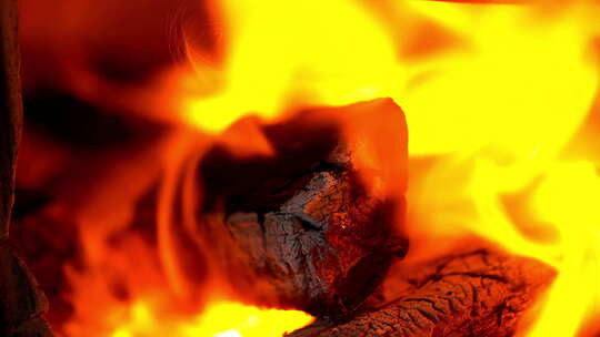 壁炉框架背景中的木炭燃烧！