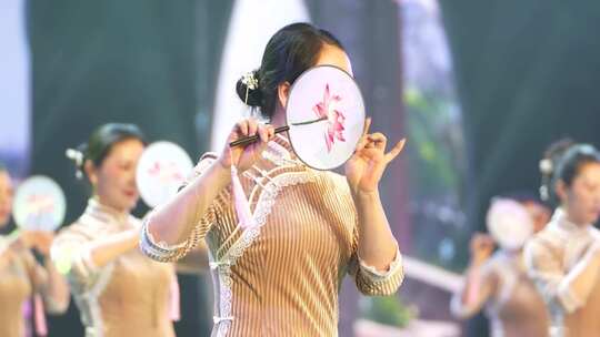 女性旗袍舞台舞蹈表演