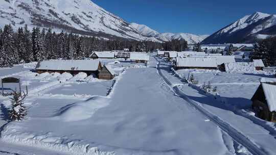 新疆禾木雪景-雪屋前行