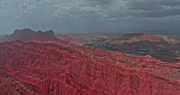 色彩艳丽的山峰