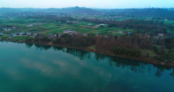 四川青衣江畔美丽乡村风景农田房屋倒映水中