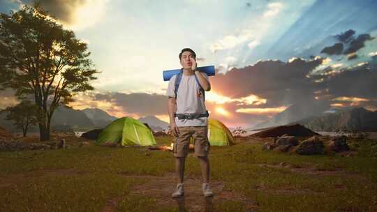 亚洲男性尖叫握住手靠近他的嘴同时帐篷营地