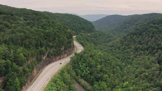 森林蜿蜒的盘山公路