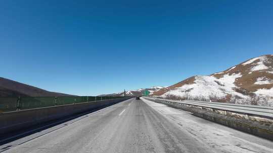 开车行驶在雪后公路 车窗外雪景