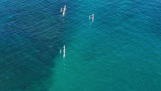 俯瞰夏威夷瓦胡岛的人们乘坐支腿独木舟航拍