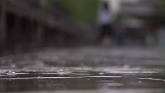 雨中慢慢消失的人影