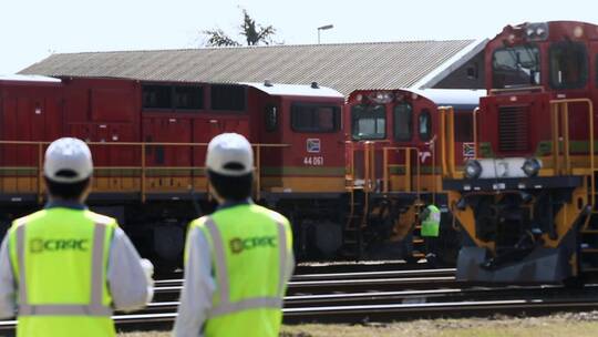 南非德班工作人员巡视检修内燃机车