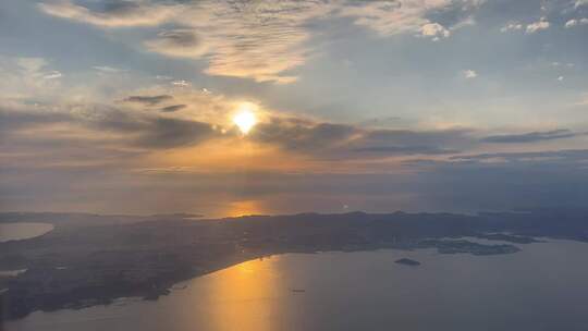 飞机航班在夕阳下降落日本东京