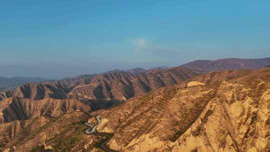 黄昏太阳照耀黄土高坡高原