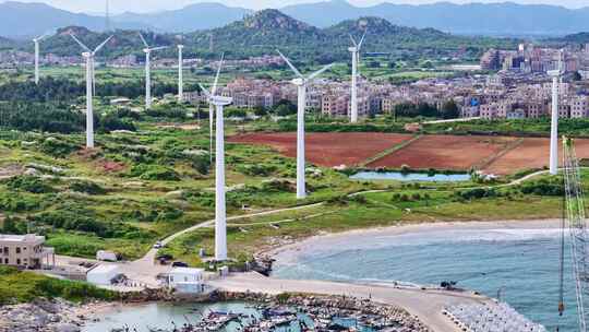 海岸线上风力发电机海岸风景