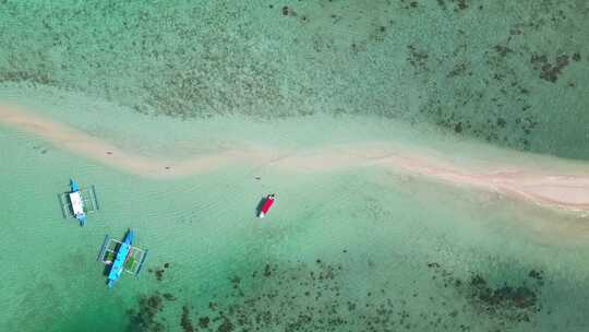 在蛇岛热带清澈泻湖的薄蜿蜒沙洲海滩和旅游