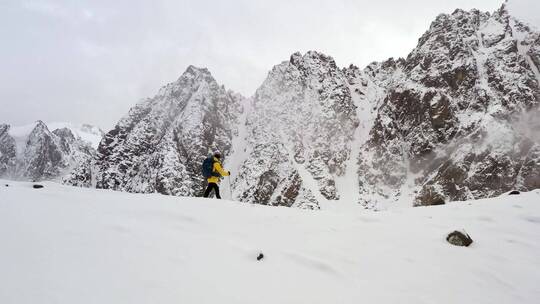 一名身穿黄色外套的男子在喜马拉雅山攀登