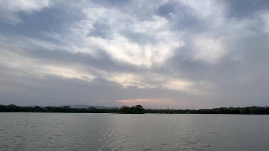 北京春日圆明园湖面上空的万里祥云