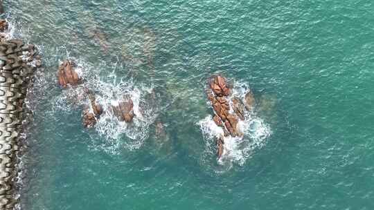 青岛海边海浪慢镜头海浪升格海浪拍打礁石