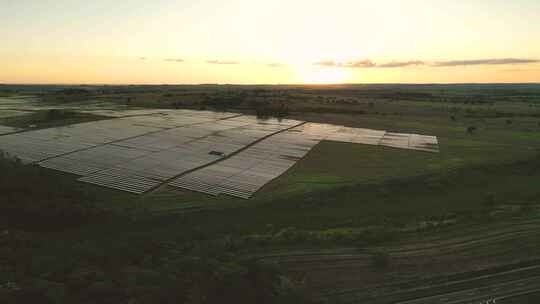 圣保罗乡村金色日落时太阳能电池板站的鸟瞰视频素材模板下载