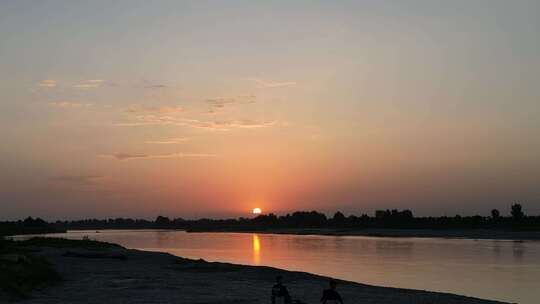 西安夕阳河滩黄昏日落晚霞渭河黄河流域航拍视频素材模板下载