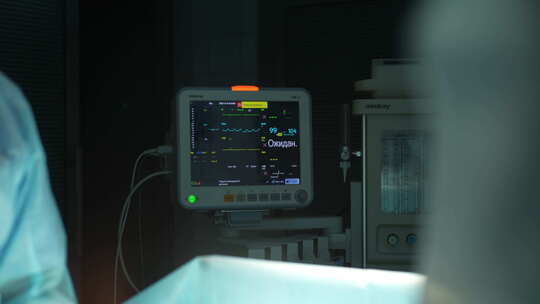 手术过程中病人生命体征监测仪的跟踪拍摄视频素材模板下载