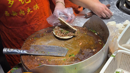 西安街头美食特色小吃肉夹馍烹饪过程视频素材模板下载