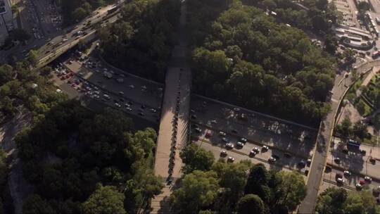 繁忙的城市道路上的交通