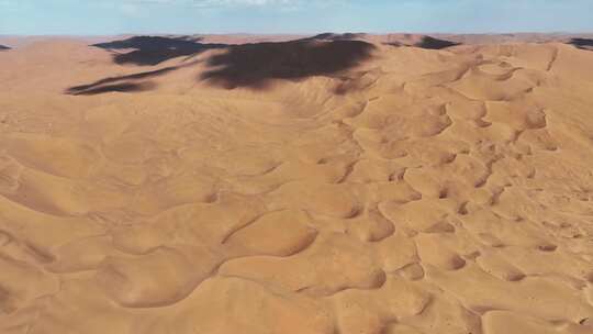 航拍内蒙古户外沙漠沙丘干旱无人区自然风景