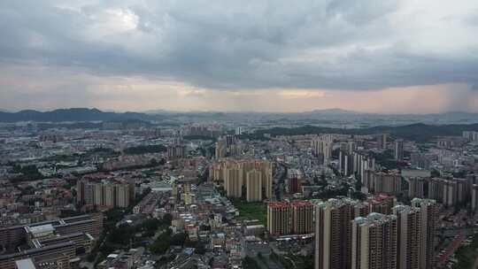 广东东莞：台风将至 天空浓云密布出现骤雨