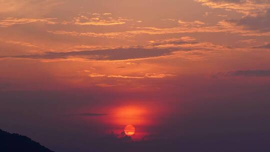 山日出天空阳光穿透云朵延时早晨太阳光芒云