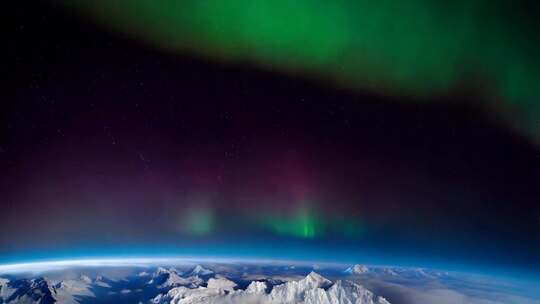 雪山之上的绚丽极光