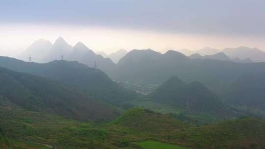 雨雾天英德英西峰林