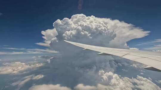 飞机在空中穿过云层
