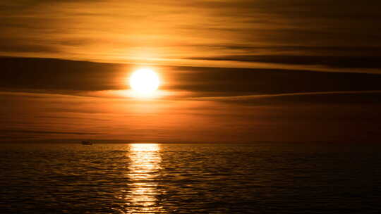 海上美丽的日落。时光流逝