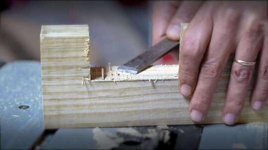 木匠用凿子刻木头
