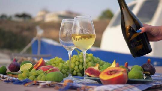 海滩上的葡萄酒和葡萄