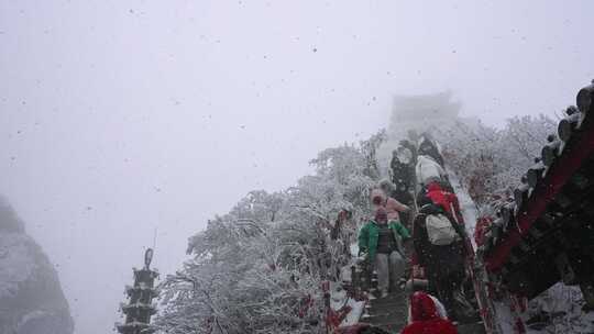 河南老君山景区大雪中的游客