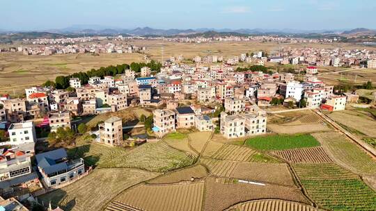 航拍乡村全景，房屋农田交错的景象