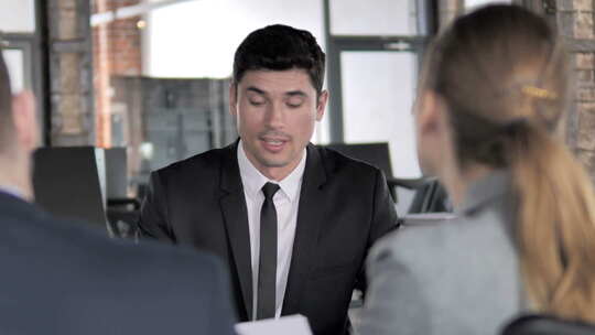 商人与客户交谈