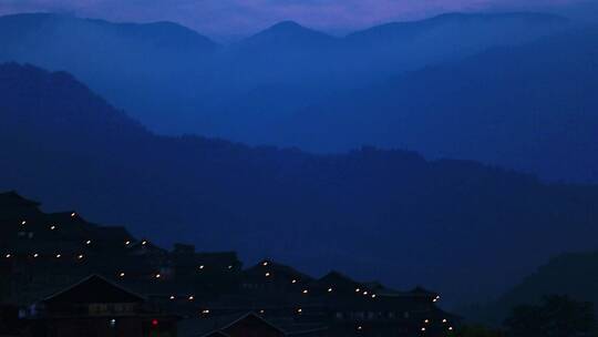 乡村早晨晨雾山间环绕