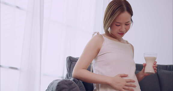 亚洲孕妇为了自己和未出生婴儿的健康而喝牛