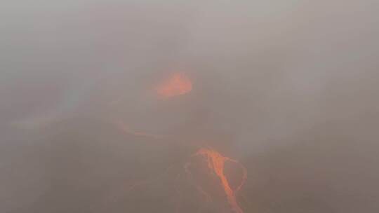 鸟瞰沸腾的熔岩湖流下火山，火山烟雾覆盖天